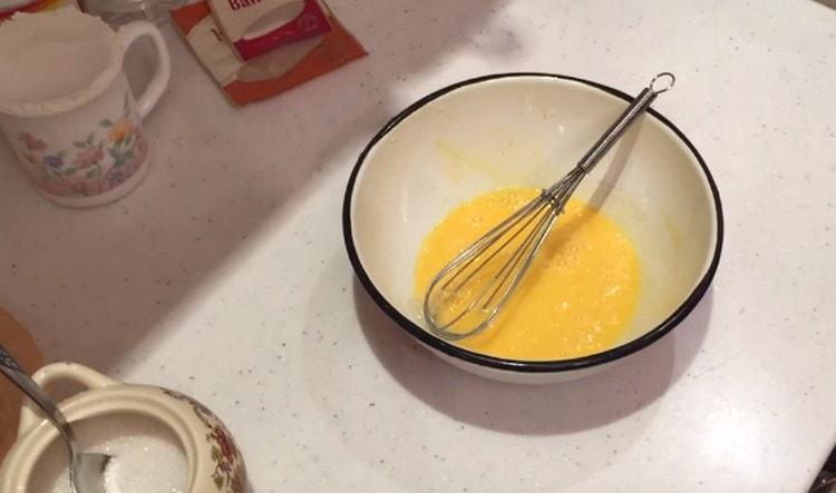 Batir el huevo en un tazón.