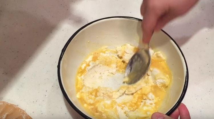 Luego pon el requesón aquí y amasa.