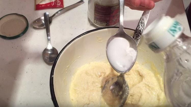 Extinguimos el vinagre con refresco y lo agregamos a la masa de cuajada.