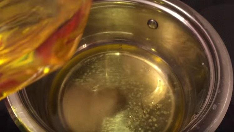 Precaliente el aceite vegetal en una cacerola.