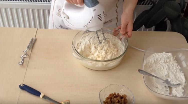 Se amestecă din nou aluatul bine.