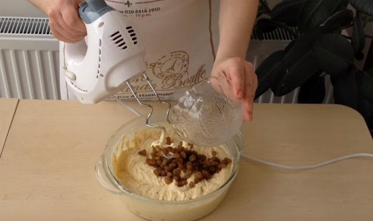 Ultima adaugă stafidele la aluat.