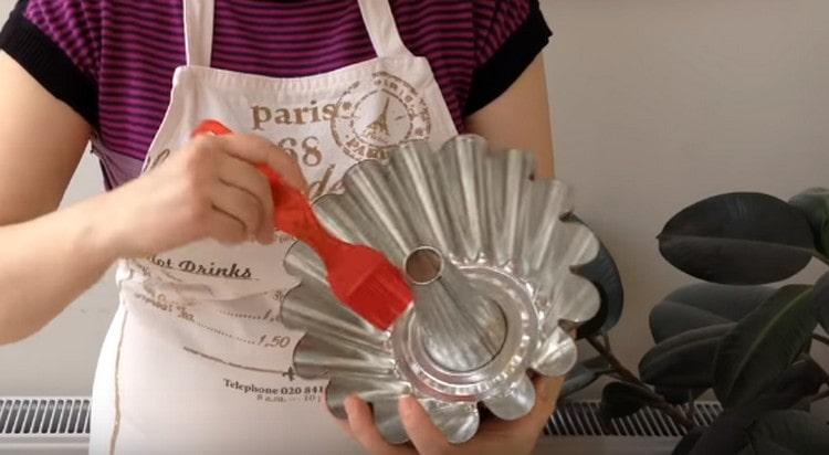 Ungeți tigaia cu tort cu ulei vegetal.