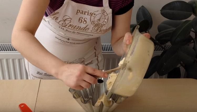 Într-o formă unsă, transferați aluatul și trimiteți-l la cuptor.