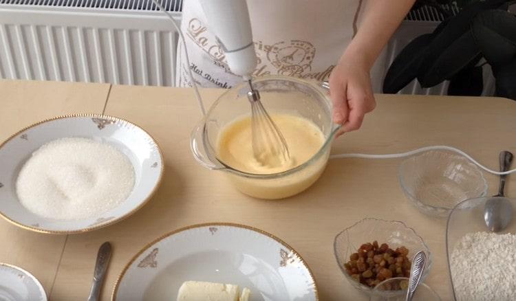 Bateți ouăle cu un mixer.