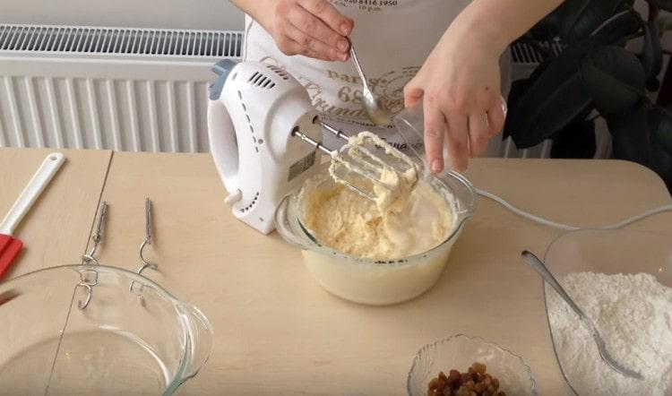 Adăugați soda slabă în aluat.