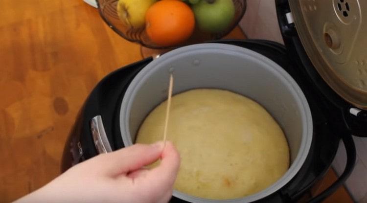 Zkontrolujte, zda košíček na připravenost s párátkem.