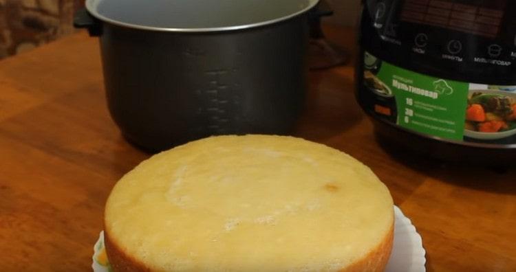 Otočíme košíček tak, aby byl hned opečený i shora.