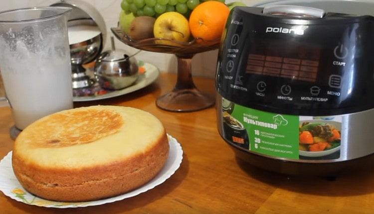 Hotový košíček nakrájíme na dva dorty.