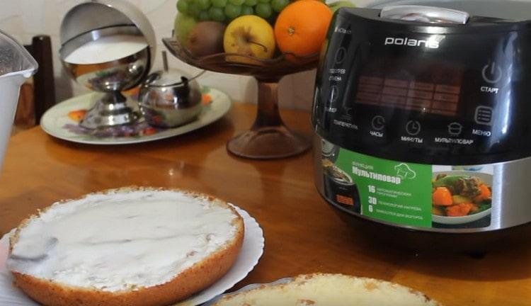 Namažte oba dorty zakysanou smetanou.