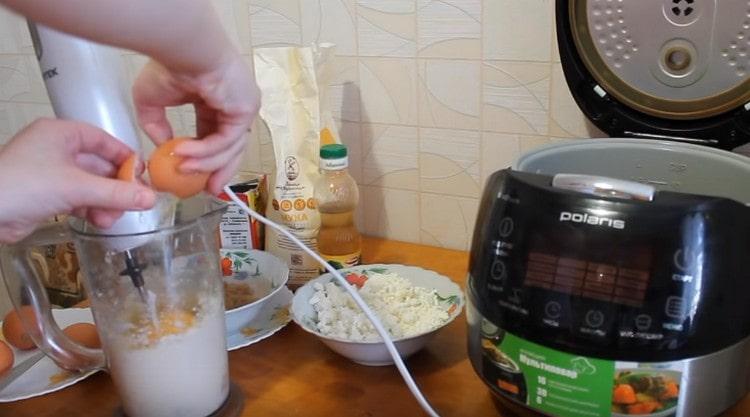 Přidejte vejce do máslové hmoty a znovu bili.