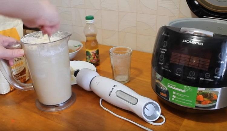 Přidejte další mouku, promíchejte těsto.