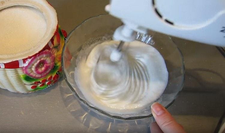 Protein poražte cukrem, dokud nezískáte rovnoměrnou bílou polevu.