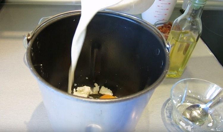 Přidejte vejce, mléko.