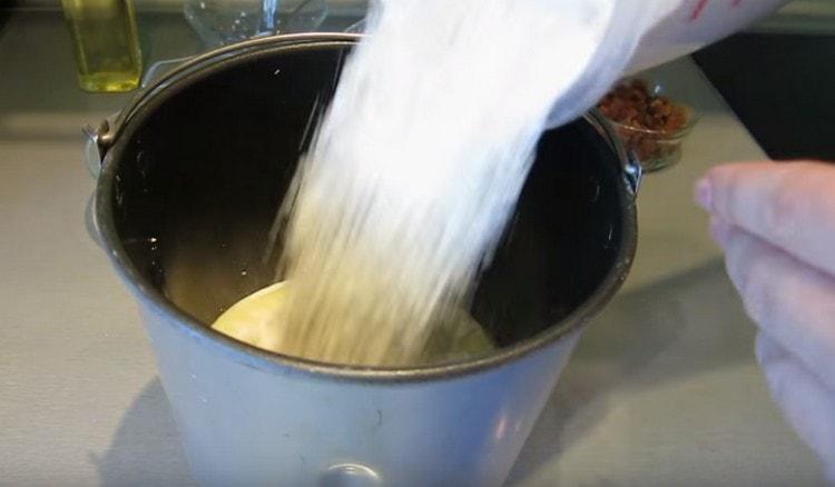 Přidejte rostlinný olej, část mouky.