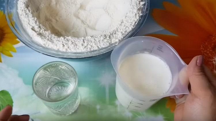 Apa și laptele trebuie încălzite.