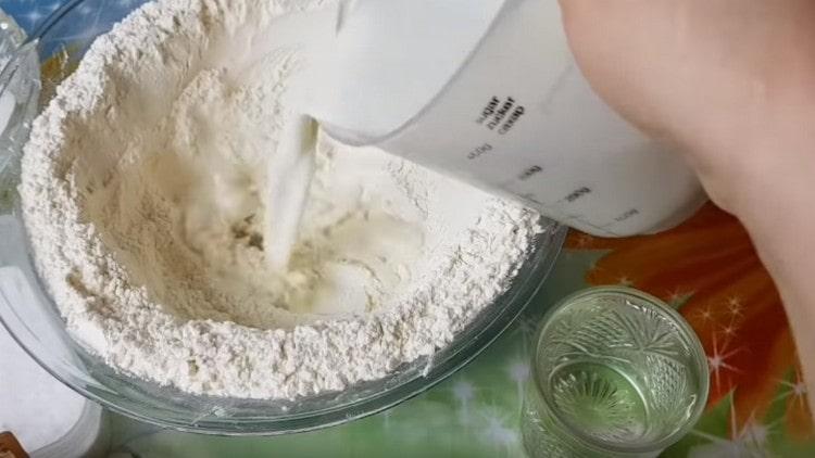 Cerneti faina, faceti o depresiune in ea, turnati laptele.
