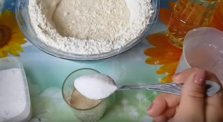 În apă caldă, amestecați drojdia, zahărul.