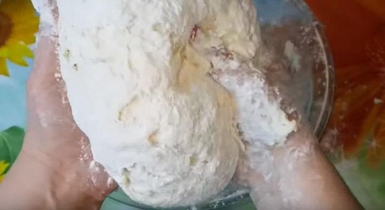 Frământați aluatul.