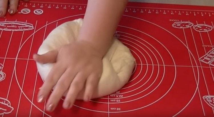 Jetzt müssen Sie Hefeteig für Weiße kneten.