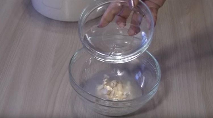 Hefe und Zucker in warmem Wasser auflösen.