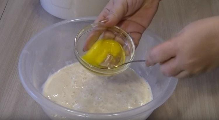 Das Ei schlagen und ebenfalls in den Teig geben.