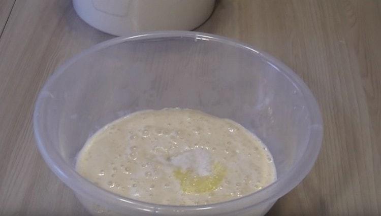 Salz hinzufügen, die flüssigen Zutaten mischen.