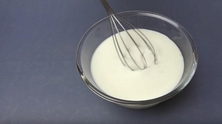 מוסיפים מלח, סוכר. סודה ולערבב הכל בקצפת.