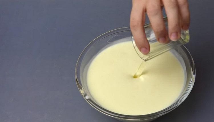 מוסיפים שמן צמחי לרכיבים הנוזלים.