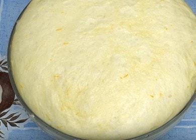 Gătirea celei mai delicioase rețete pentru chifle cu drojdie cu fotografii pas cu pas.