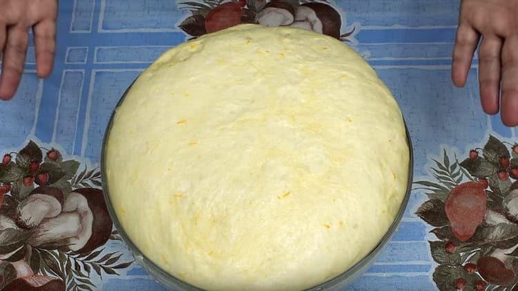 המאפה המרהיב והריחני ללחמניות מוכן.