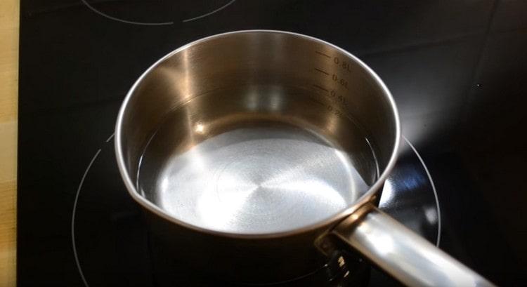 Водата трябва да се доведе до кипене.