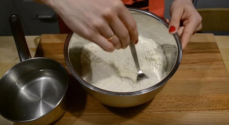 Пресяваме брашното и правим депресия в него.