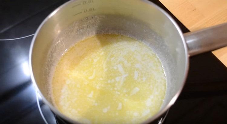 Разтопете маслото в задушено.