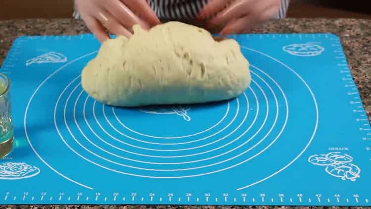 Amasse a massa para fazer a massa de cheesecake.