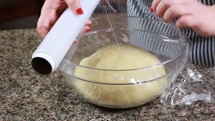 Para preparar a massa para os cheesecakes, coloque a massa em uma tigela