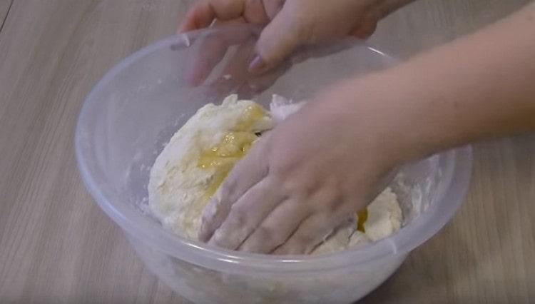 I næsten færdig dej, bland vegetabilsk olie.