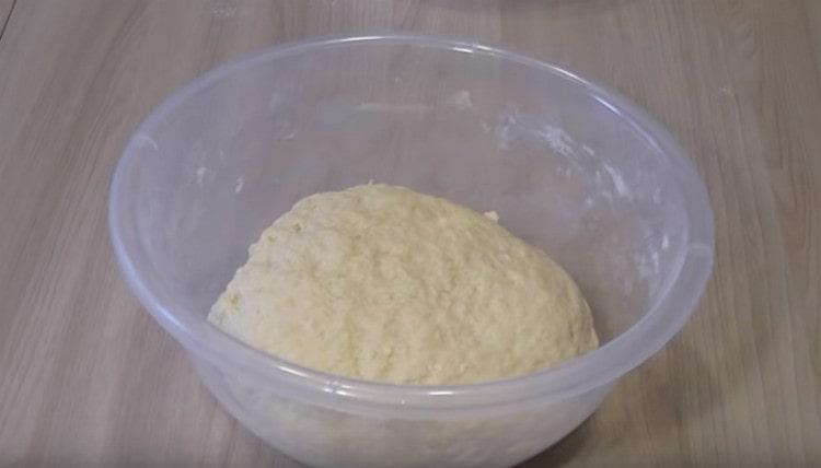 Vi lader dejen stå på et varmt sted, så den kan hæve sig.