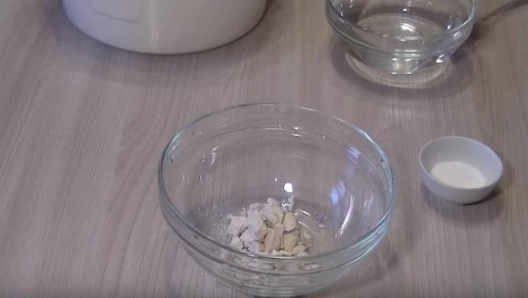 I en skål med smuldret gær.