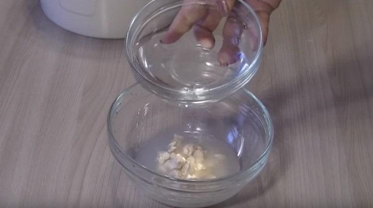 Vi tilsætter sukker og varmt vand til gæren.