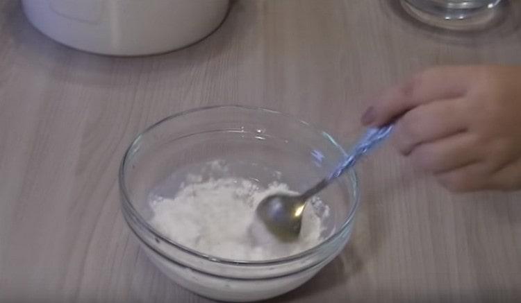 Tilsæt lidt mel til massen med gær.