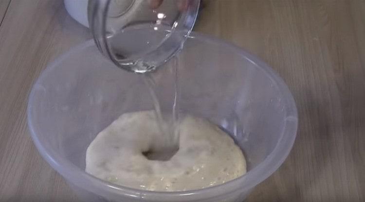 Tilsæt det resterende vand.