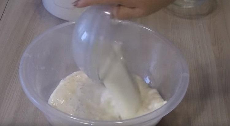 Tilsæt mælk med det samme.