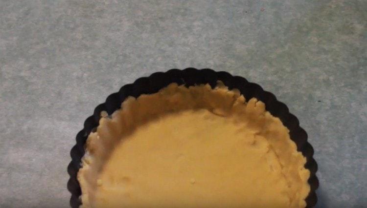 The basis for the cake directly in the form must be sent to the refrigerator.