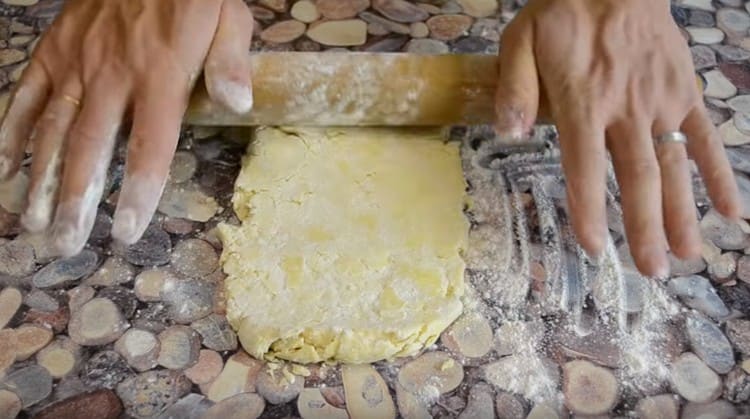 Kinukuha namin ang kuwarta sa labas ng refrigerator at igulong ito.