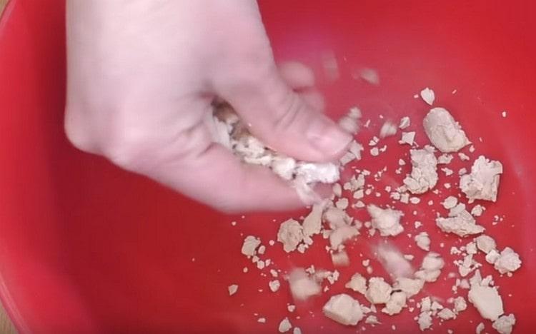 اعجن الخميرة و ضعها في وعاء عميق.