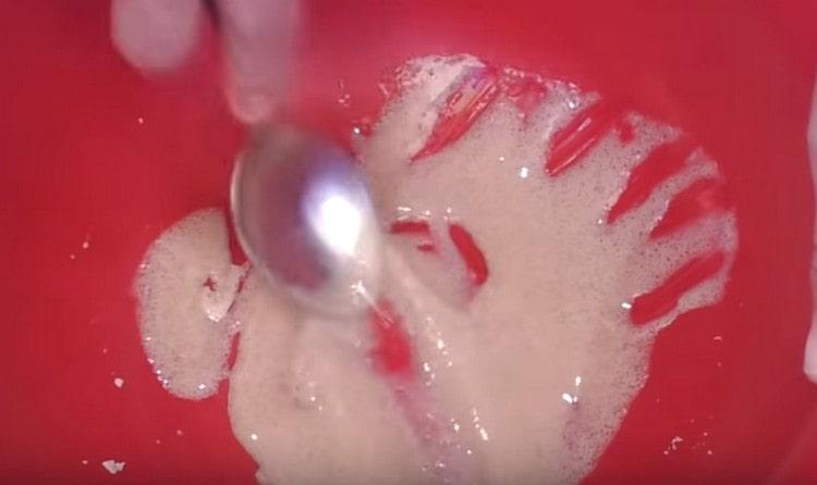 فرك الخميرة بالسكر.