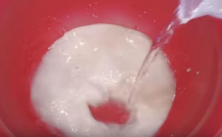 أضف الماء الدافئ.