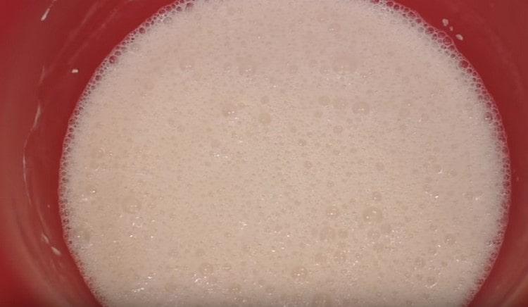 نغطي الوعاء بالرقائق وننتظر حتى يرتفع العجين.