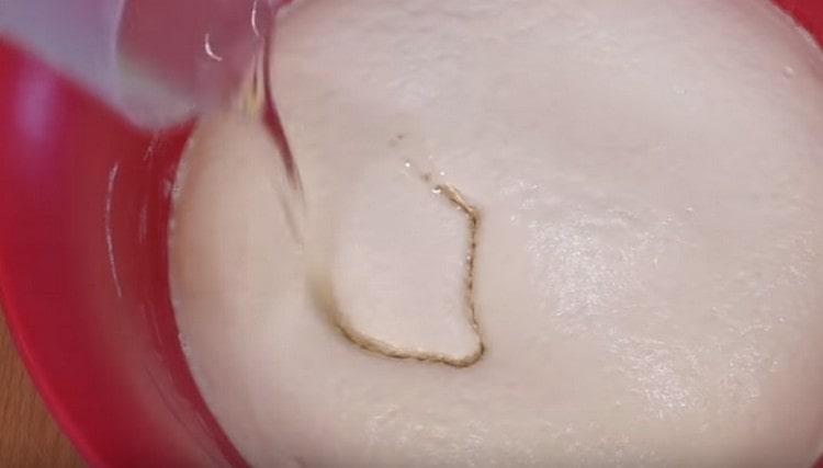 أضيفي الزيت النباتي إلى العجينة.